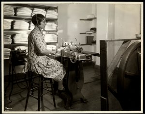 Femme aveugle, présumée Charlotte Rohr, travaillant avec une presse braille, un dictaphone et un stéréotype, New York, 1933